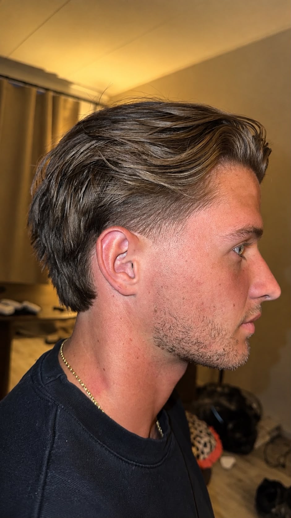 Herenkapsel met flow en getapte zijkanten, geknipt door hobbybarber Marcu(t)s in Brielle